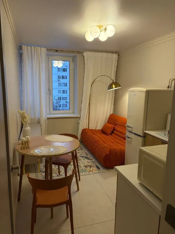 М. Щукинская 1-к квартира ▫️гамалеи 19к2 сдается уютная квартира на длительный срок в тихом зелёном районе. 🔗 параметры: 35,5 м², 7 этаж. Совмещённая кухня-гостиная + отдельная просторная комната. Кухня — 11 м². Свежий дизайнерский ремонт, все инженерные системы новые, мебель и техника — новые. 🏠 квартира: — кухня-гостиная (на фото без тв, но телевизор уже установлен) — просторная комната со светлыми стенами и паркетным полом — выделенная зона гардеробной — письменный стол при необходимости приобретём под арендатора техника и оснащение: кондиционер, посудомоечная машина, стиральная машина, холодильник, плита, микроволновка — всё необходимое для комфортной жизни. 📍локация: до м. Щукинская — 8 минут пешком. Рядом пляж серебряный бор, сквер, очень тихий и малонаселённый район. В пешей доступности вся необходимая инфраструктура. Цена: 80.000₽/мес + ку залог и предоплата за последний месяц могут быть разбиты на 2 месяца. Контакты @ognevaolya ➡️предоплату/бронь/заморозку денег/автооплату до просмотра квартиры не вносить! Если по этому объявлению спрашивают какую либо оплату сообщите по контактам в описании канала. - фотография - 8