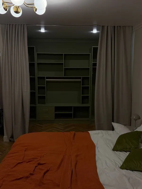 М. Щукинская 1-к квартира ▫️гамалеи 19к2 сдается уютная квартира на длительный срок в тихом зелёном районе. 🔗 параметры: 35,5 м², 7 этаж. Совмещённая кухня-гостиная + отдельная просторная комната. Кухня — 11 м². Свежий дизайнерский ремонт, все инженерные системы новые, мебель и техника — новые. 🏠 квартира: — кухня-гостиная (на фото без тв, но телевизор уже установлен) — просторная комната со светлыми стенами и паркетным полом — выделенная зона гардеробной — письменный стол при необходимости приобретём под арендатора техника и оснащение: кондиционер, посудомоечная машина, стиральная машина, холодильник, плита, микроволновка — всё необходимое для комфортной жизни. 📍локация: до м. Щукинская — 8 минут пешком. Рядом пляж серебряный бор, сквер, очень тихий и малонаселённый район. В пешей доступности вся необходимая инфраструктура. Цена: 80.000₽/мес + ку залог и предоплата за последний месяц могут быть разбиты на 2 месяца. Контакты @ognevaolya ➡️предоплату/бронь/заморозку денег/автооплату до просмотра квартиры не вносить! Если по этому объявлению спрашивают какую либо оплату сообщите по контактам в описании канала. - фотография - 9