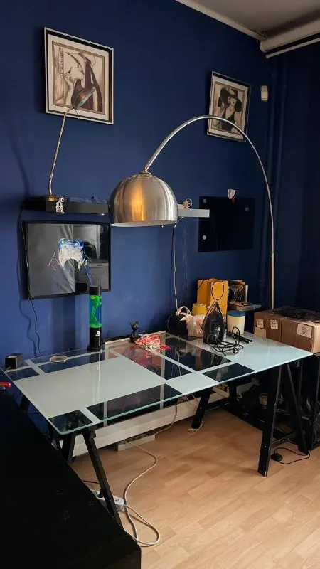 Комната🏙️ м. Кропоткинская5️⃣ сдаётся комната в 3-х комнатной квартире, м. Кропоткинская (7 минут пешком), через реку красный октябрь, дом стоит на пречистенской набережной, подъезд располагается со стороны тихого переулка. Из окон кухни и ванной открывается вид на храм христа спасителя, парк горького и музеон в пешей доступности. Локация просто сказка. В квартире все необходимое есть: стиральная машинка, утюг, отпариватель, микроволновка, соковыжималка, кофемашина. Проживают две девушки, ищем 3ю. Без животных. 💳стоимость: 37.000₽ в месяц + 28.000₽ депозит. 💌telegram: @alinaju - фотография - 3