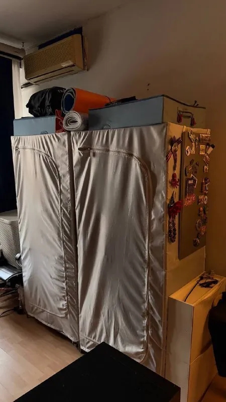 Комната🏙️ м. Кропоткинская5️⃣ сдаётся комната в 3-х комнатной квартире, м. Кропоткинская (7 минут пешком), через реку красный октябрь, дом стоит на пречистенской набережной, подъезд располагается со стороны тихого переулка. Из окон кухни и ванной открывается вид на храм христа спасителя, парк горького и музеон в пешей доступности. Локация просто сказка. В квартире все необходимое есть: стиральная машинка, утюг, отпариватель, микроволновка, соковыжималка, кофемашина. Проживают две девушки, ищем 3ю. Без животных. 💳стоимость: 37.000₽ в месяц + 28.000₽ депозит. 💌telegram: @alinaju - фотография - 4