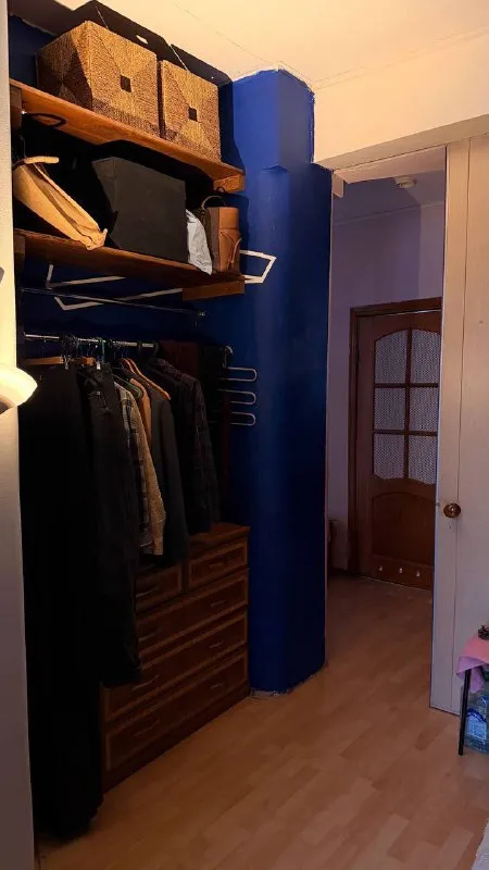 Комната🏙️ м. Кропоткинская5️⃣ сдаётся комната в 3-х комнатной квартире, м. Кропоткинская (7 минут пешком), через реку красный октябрь, дом стоит на пречистенской набережной, подъезд располагается со стороны тихого переулка. Из окон кухни и ванной открывается вид на храм христа спасителя, парк горького и музеон в пешей доступности. Локация просто сказка. В квартире все необходимое есть: стиральная машинка, утюг, отпариватель, микроволновка, соковыжималка, кофемашина. Проживают две девушки, ищем 3ю. Без животных. 💳стоимость: 37.000₽ в месяц + 28.000₽ депозит. 💌telegram: @alinaju - фотография - 5