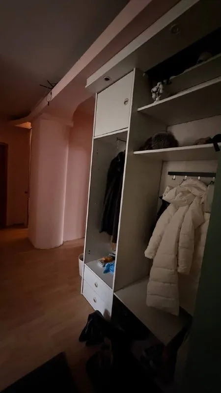 Комната🏙️ м. Кропоткинская5️⃣ сдаётся комната в 3-х комнатной квартире, м. Кропоткинская (7 минут пешком), через реку красный октябрь, дом стоит на пречистенской набережной, подъезд располагается со стороны тихого переулка. Из окон кухни и ванной открывается вид на храм христа спасителя, парк горького и музеон в пешей доступности. Локация просто сказка. В квартире все необходимое есть: стиральная машинка, утюг, отпариватель, микроволновка, соковыжималка, кофемашина. Проживают две девушки, ищем 3ю. Без животных. 💳стоимость: 37.000₽ в месяц + 28.000₽ депозит. 💌telegram: @alinaju - фотография - 6