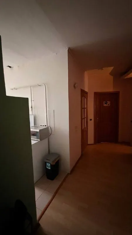 Комната🏙️ м. Кропоткинская5️⃣ сдаётся комната в 3-х комнатной квартире, м. Кропоткинская (7 минут пешком), через реку красный октябрь, дом стоит на пречистенской набережной, подъезд располагается со стороны тихого переулка. Из окон кухни и ванной открывается вид на храм христа спасителя, парк горького и музеон в пешей доступности. Локация просто сказка. В квартире все необходимое есть: стиральная машинка, утюг, отпариватель, микроволновка, соковыжималка, кофемашина. Проживают две девушки, ищем 3ю. Без животных. 💳стоимость: 37.000₽ в месяц + 28.000₽ депозит. 💌telegram: @alinaju - фотография - 7