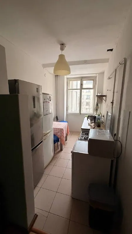 Комната🏙️ м. Кропоткинская5️⃣ сдаётся комната в 3-х комнатной квартире, м. Кропоткинская (7 минут пешком), через реку красный октябрь, дом стоит на пречистенской набережной, подъезд располагается со стороны тихого переулка. Из окон кухни и ванной открывается вид на храм христа спасителя, парк горького и музеон в пешей доступности. Локация просто сказка. В квартире все необходимое есть: стиральная машинка, утюг, отпариватель, микроволновка, соковыжималка, кофемашина. Проживают две девушки, ищем 3ю. Без животных. 💳стоимость: 37.000₽ в месяц + 28.000₽ депозит. 💌telegram: @alinaju - фотография - 8