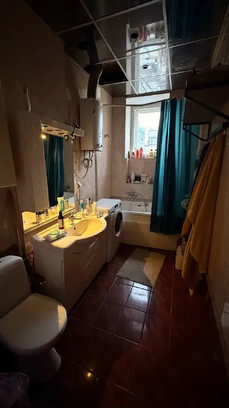 Комната🏙️ м. Кропоткинская5️⃣ сдаётся комната в 3-х комнатной квартире, м. Кропоткинская (7 минут пешком), через реку красный октябрь, дом стоит на пречистенской набережной, подъезд располагается со стороны тихого переулка. Из окон кухни и ванной открывается вид на храм христа спасителя, парк горького и музеон в пешей доступности. Локация просто сказка. В квартире все необходимое есть: стиральная машинка, утюг, отпариватель, микроволновка, соковыжималка, кофемашина. Проживают две девушки, ищем 3ю. Без животных. 💳стоимость: 37.000₽ в месяц + 28.000₽ депозит. 💌telegram: @alinaju - фотография - 9