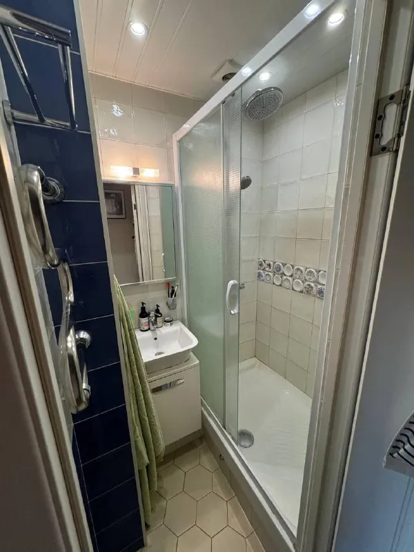 М. Преображенская площадь 📌с 16.01 до конца февраля сдается двухкомнатная квартира 40 м². До метро 30 секунд большая черкизовская д.2к.2 в квартире есть все для проживания: стиралка, духовка, телевизор, посуда, постельное белье. Вся мебель новая, окна выходят во двор. Есть балкон. Квартира находится рядом с метро, идти буквально 30 секунд. До центра (чистые пруды) доезжаю за 15 минут. В 3 минутах ходьбы находится преображенский рынок, на котором часто закупаюсь и вам советую!) ✔️условия проживания: 70.000/месяц + залог + счетчики. 📱@artemssa - фотография - 3