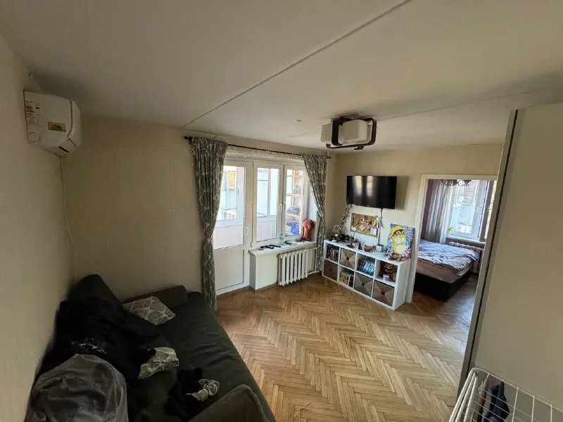 М. Преображенская площадь 📌с 16.01 до конца февраля сдается двухкомнатная квартира 40 м². До метро 30 секунд большая черкизовская д.2к.2 в квартире есть все для проживания: стиралка, духовка, телевизор, посуда, постельное белье. Вся мебель новая, окна выходят во двор. Есть балкон. Квартира находится рядом с метро, идти буквально 30 секунд. До центра (чистые пруды) доезжаю за 15 минут. В 3 минутах ходьбы находится преображенский рынок, на котором часто закупаюсь и вам советую!) ✔️условия проживания: 70.000/месяц + залог + счетчики. 📱@artemssa - фотография - 4