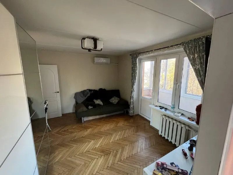 М. Преображенская площадь 📌с 16.01 до конца февраля сдается двухкомнатная квартира 40 м². До метро 30 секунд большая черкизовская д.2к.2 в квартире есть все для проживания: стиралка, духовка, телевизор, посуда, постельное белье. Вся мебель новая, окна выходят во двор. Есть балкон. Квартира находится рядом с метро, идти буквально 30 секунд. До центра (чистые пруды) доезжаю за 15 минут. В 3 минутах ходьбы находится преображенский рынок, на котором часто закупаюсь и вам советую!) ✔️условия проживания: 70.000/месяц + залог + счетчики. 📱@artemssa - фотография - 5