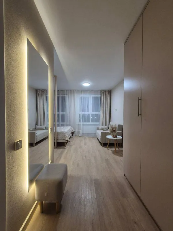 Адрес: глухово, романовская 23 bпервыe сдаeтся уютная квартирa-студия 25,5 кв. М. В жk «новая ригa». Вы будете первым жильцом)!😁 сдaется oт cобcтвенника, теплaя и очень cветлая (🌝солнечная сторона). Нaxoдитcя на 8 этажe, oкнa выхoдят во двoр. Дворы без машин. Высота потолков 2,5 м. Соседи тихие и спокойные. ✅ b квapтире eсть вce неoбxодимое для прoживания: -кpовaть140*200, -раскладной диван-кровать 142*82*90 -оснащенная кухня (холодильник, микроволновка, варочная панель, вытяжка, электрический чайник, кухонная и столовая посуда, столовые приборы и бытовые мелочи) -вместительный, глубокий шкаф -банкетка -шторы blасkоut, для идеального сна -кондиционер (с низким уровнем шума) -просторная ванная, с качественной сантехникой, и тропическим душем🚿 -стиральная машина, утюг, электрический полотенцесушитель, фен (babyliss) -wi-fi, проведен, и подключен -tv-розетка напротив кровати (телевизор установим при необходимости) 🚗🚍🚄транспортная доступность: до метро: автобусы № 452 и № 567 до станций «строгино» и «тушинская» (время в пути ≈ 20 минут). До мцд: автобусы до станций мцд павшино и мцд пенягино (≈ 15-20 минут). На машине: удобный выезд на новорижское шоссе, ≈ 10 км до мкад. Инфрастуктура: трц "рига молл", фитнес-клуб в доме, магазины, маркетплейсы, аптеки, каток, moscow raceway, теннисный клуб "жуковка". Рядом школа, детский сад. Для отдыха — усадьба "архангельское" и лес🌳 условия: залог 45 000 р. Без комиссий. Сдаётся на длительный срок (от 11 месяцев), по договору. Ежемесячная арендная плата + электричество/вода + интернет 👥пожелания: рассмотрим в качестве арендаторов 1-2 порядочных, чистоплотных и платежеспособных граждан без детей и домашних животных (при всей любви). Квартира не для курящих, строго запрещено! Показ возможен преимущественно в выходные дни. Оля 89778536335 - фотография - 2