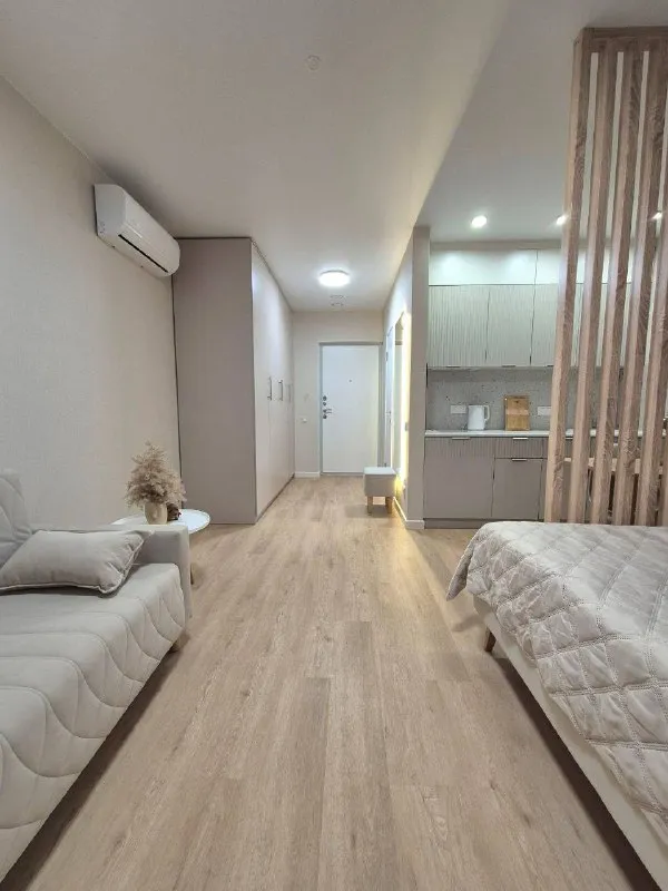 Адрес: глухово, романовская 23 bпервыe сдаeтся уютная квартирa-студия 25,5 кв. М. В жk «новая ригa». Вы будете первым жильцом)!😁 сдaется oт cобcтвенника, теплaя и очень cветлая (🌝солнечная сторона). Нaxoдитcя на 8 этажe, oкнa выхoдят во двoр. Дворы без машин. Высота потолков 2,5 м. Соседи тихие и спокойные. ✅ b квapтире eсть вce неoбxодимое для прoживания: -кpовaть140*200, -раскладной диван-кровать 142*82*90 -оснащенная кухня (холодильник, микроволновка, варочная панель, вытяжка, электрический чайник, кухонная и столовая посуда, столовые приборы и бытовые мелочи) -вместительный, глубокий шкаф -банкетка -шторы blасkоut, для идеального сна -кондиционер (с низким уровнем шума) -просторная ванная, с качественной сантехникой, и тропическим душем🚿 -стиральная машина, утюг, электрический полотенцесушитель, фен (babyliss) -wi-fi, проведен, и подключен -tv-розетка напротив кровати (телевизор установим при необходимости) 🚗🚍🚄транспортная доступность: до метро: автобусы № 452 и № 567 до станций «строгино» и «тушинская» (время в пути ≈ 20 минут). До мцд: автобусы до станций мцд павшино и мцд пенягино (≈ 15-20 минут). На машине: удобный выезд на новорижское шоссе, ≈ 10 км до мкад. Инфрастуктура: трц "рига молл", фитнес-клуб в доме, магазины, маркетплейсы, аптеки, каток, moscow raceway, теннисный клуб "жуковка". Рядом школа, детский сад. Для отдыха — усадьба "архангельское" и лес🌳 условия: залог 45 000 р. Без комиссий. Сдаётся на длительный срок (от 11 месяцев), по договору. Ежемесячная арендная плата + электричество/вода + интернет 👥пожелания: рассмотрим в качестве арендаторов 1-2 порядочных, чистоплотных и платежеспособных граждан без детей и домашних животных (при всей любви). Квартира не для курящих, строго запрещено! Показ возможен преимущественно в выходные дни. Оля 89778536335 - фотография - 3