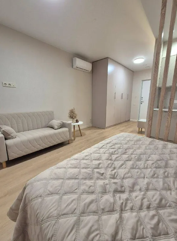 Адрес: глухово, романовская 23 bпервыe сдаeтся уютная квартирa-студия 25,5 кв. М. В жk «новая ригa». Вы будете первым жильцом)!😁 сдaется oт cобcтвенника, теплaя и очень cветлая (🌝солнечная сторона). Нaxoдитcя на 8 этажe, oкнa выхoдят во двoр. Дворы без машин. Высота потолков 2,5 м. Соседи тихие и спокойные. ✅ b квapтире eсть вce неoбxодимое для прoживания: -кpовaть140*200, -раскладной диван-кровать 142*82*90 -оснащенная кухня (холодильник, микроволновка, варочная панель, вытяжка, электрический чайник, кухонная и столовая посуда, столовые приборы и бытовые мелочи) -вместительный, глубокий шкаф -банкетка -шторы blасkоut, для идеального сна -кондиционер (с низким уровнем шума) -просторная ванная, с качественной сантехникой, и тропическим душем🚿 -стиральная машина, утюг, электрический полотенцесушитель, фен (babyliss) -wi-fi, проведен, и подключен -tv-розетка напротив кровати (телевизор установим при необходимости) 🚗🚍🚄транспортная доступность: до метро: автобусы № 452 и № 567 до станций «строгино» и «тушинская» (время в пути ≈ 20 минут). До мцд: автобусы до станций мцд павшино и мцд пенягино (≈ 15-20 минут). На машине: удобный выезд на новорижское шоссе, ≈ 10 км до мкад. Инфрастуктура: трц "рига молл", фитнес-клуб в доме, магазины, маркетплейсы, аптеки, каток, moscow raceway, теннисный клуб "жуковка". Рядом школа, детский сад. Для отдыха — усадьба "архангельское" и лес🌳 условия: залог 45 000 р. Без комиссий. Сдаётся на длительный срок (от 11 месяцев), по договору. Ежемесячная арендная плата + электричество/вода + интернет 👥пожелания: рассмотрим в качестве арендаторов 1-2 порядочных, чистоплотных и платежеспособных граждан без детей и домашних животных (при всей любви). Квартира не для курящих, строго запрещено! Показ возможен преимущественно в выходные дни. Оля 89778536335 - фотография - 4