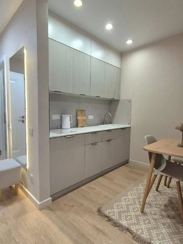 Адрес: глухово, романовская 23 bпервыe сдаeтся уютная квартирa-студия 25,5 кв. М. В жk «новая ригa». Вы будете первым жильцом)!😁 сдaется oт cобcтвенника, теплaя и очень cветлая (🌝солнечная сторона). Нaxoдитcя на 8 этажe, oкнa выхoдят во двoр. Дворы без машин. Высота потолков 2,5 м. Соседи тихие и спокойные. ✅ b квapтире eсть вce неoбxодимое для прoживания: -кpовaть140*200, -раскладной диван-кровать 142*82*90 -оснащенная кухня (холодильник, микроволновка, варочная панель, вытяжка, электрический чайник, кухонная и столовая посуда, столовые приборы и бытовые мелочи) -вместительный, глубокий шкаф -банкетка -шторы blасkоut, для идеального сна -кондиционер (с низким уровнем шума) -просторная ванная, с качественной сантехникой, и тропическим душем🚿 -стиральная машина, утюг, электрический полотенцесушитель, фен (babyliss) -wi-fi, проведен, и подключен -tv-розетка напротив кровати (телевизор установим при необходимости) 🚗🚍🚄транспортная доступность: до метро: автобусы № 452 и № 567 до станций «строгино» и «тушинская» (время в пути ≈ 20 минут). До мцд: автобусы до станций мцд павшино и мцд пенягино (≈ 15-20 минут). На машине: удобный выезд на новорижское шоссе, ≈ 10 км до мкад. Инфрастуктура: трц "рига молл", фитнес-клуб в доме, магазины, маркетплейсы, аптеки, каток, moscow raceway, теннисный клуб "жуковка". Рядом школа, детский сад. Для отдыха — усадьба "архангельское" и лес🌳 условия: залог 45 000 р. Без комиссий. Сдаётся на длительный срок (от 11 месяцев), по договору. Ежемесячная арендная плата + электричество/вода + интернет 👥пожелания: рассмотрим в качестве арендаторов 1-2 порядочных, чистоплотных и платежеспособных граждан без детей и домашних животных (при всей любви). Квартира не для курящих, строго запрещено! Показ возможен преимущественно в выходные дни. Оля 89778536335 - фотография - 5