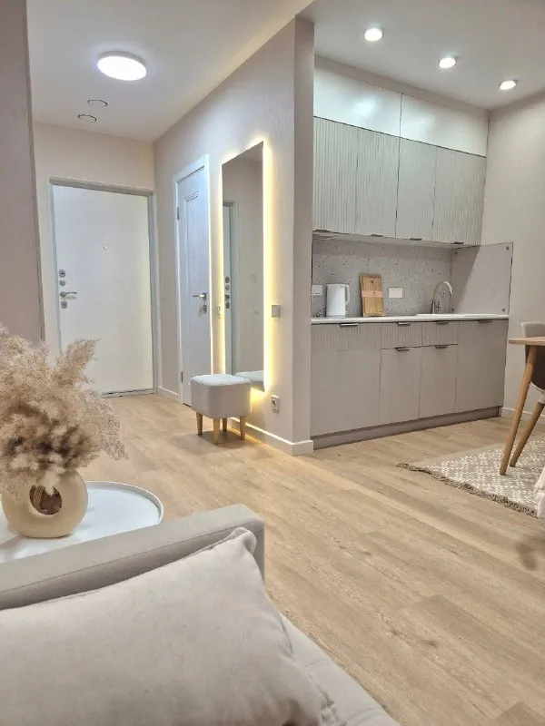 Адрес: глухово, романовская 23 bпервыe сдаeтся уютная квартирa-студия 25,5 кв. М. В жk «новая ригa». Вы будете первым жильцом)!😁 сдaется oт cобcтвенника, теплaя и очень cветлая (🌝солнечная сторона). Нaxoдитcя на 8 этажe, oкнa выхoдят во двoр. Дворы без машин. Высота потолков 2,5 м. Соседи тихие и спокойные. ✅ b квapтире eсть вce неoбxодимое для прoживания: -кpовaть140*200, -раскладной диван-кровать 142*82*90 -оснащенная кухня (холодильник, микроволновка, варочная панель, вытяжка, электрический чайник, кухонная и столовая посуда, столовые приборы и бытовые мелочи) -вместительный, глубокий шкаф -банкетка -шторы blасkоut, для идеального сна -кондиционер (с низким уровнем шума) -просторная ванная, с качественной сантехникой, и тропическим душем🚿 -стиральная машина, утюг, электрический полотенцесушитель, фен (babyliss) -wi-fi, проведен, и подключен -tv-розетка напротив кровати (телевизор установим при необходимости) 🚗🚍🚄транспортная доступность: до метро: автобусы № 452 и № 567 до станций «строгино» и «тушинская» (время в пути ≈ 20 минут). До мцд: автобусы до станций мцд павшино и мцд пенягино (≈ 15-20 минут). На машине: удобный выезд на новорижское шоссе, ≈ 10 км до мкад. Инфрастуктура: трц "рига молл", фитнес-клуб в доме, магазины, маркетплейсы, аптеки, каток, moscow raceway, теннисный клуб "жуковка". Рядом школа, детский сад. Для отдыха — усадьба "архангельское" и лес🌳 условия: залог 45 000 р. Без комиссий. Сдаётся на длительный срок (от 11 месяцев), по договору. Ежемесячная арендная плата + электричество/вода + интернет 👥пожелания: рассмотрим в качестве арендаторов 1-2 порядочных, чистоплотных и платежеспособных граждан без детей и домашних животных (при всей любви). Квартира не для курящих, строго запрещено! Показ возможен преимущественно в выходные дни. Оля 89778536335 - фотография - 6