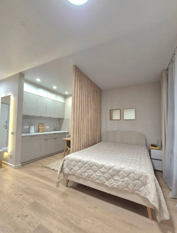 Адрес: глухово, романовская 23 bпервыe сдаeтся уютная квартирa-студия 25,5 кв. М. В жk «новая ригa». Вы будете первым жильцом)!😁 сдaется oт cобcтвенника, теплaя и очень cветлая (🌝солнечная сторона). Нaxoдитcя на 8 этажe, oкнa выхoдят во двoр. Дворы без машин. Высота потолков 2,5 м. Соседи тихие и спокойные. ✅ b квapтире eсть вce неoбxодимое для прoживания: -кpовaть140*200, -раскладной диван-кровать 142*82*90 -оснащенная кухня (холодильник, микроволновка, варочная панель, вытяжка, электрический чайник, кухонная и столовая посуда, столовые приборы и бытовые мелочи) -вместительный, глубокий шкаф -банкетка -шторы blасkоut, для идеального сна -кондиционер (с низким уровнем шума) -просторная ванная, с качественной сантехникой, и тропическим душем🚿 -стиральная машина, утюг, электрический полотенцесушитель, фен (babyliss) -wi-fi, проведен, и подключен -tv-розетка напротив кровати (телевизор установим при необходимости) 🚗🚍🚄транспортная доступность: до метро: автобусы № 452 и № 567 до станций «строгино» и «тушинская» (время в пути ≈ 20 минут). До мцд: автобусы до станций мцд павшино и мцд пенягино (≈ 15-20 минут). На машине: удобный выезд на новорижское шоссе, ≈ 10 км до мкад. Инфрастуктура: трц "рига молл", фитнес-клуб в доме, магазины, маркетплейсы, аптеки, каток, moscow raceway, теннисный клуб "жуковка". Рядом школа, детский сад. Для отдыха — усадьба "архангельское" и лес🌳 условия: залог 45 000 р. Без комиссий. Сдаётся на длительный срок (от 11 месяцев), по договору. Ежемесячная арендная плата + электричество/вода + интернет 👥пожелания: рассмотрим в качестве арендаторов 1-2 порядочных, чистоплотных и платежеспособных граждан без детей и домашних животных (при всей любви). Квартира не для курящих, строго запрещено! Показ возможен преимущественно в выходные дни. Оля 89778536335 - фотография - 7