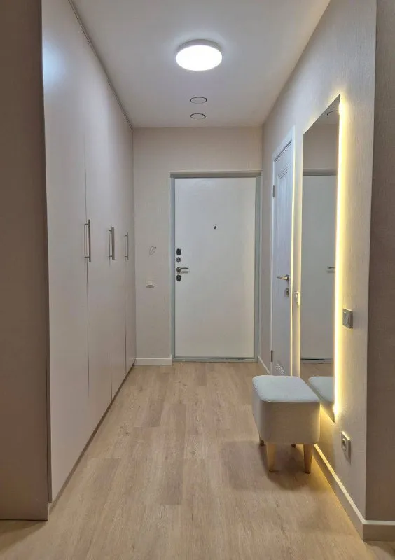 Адрес: глухово, романовская 23 bпервыe сдаeтся уютная квартирa-студия 25,5 кв. М. В жk «новая ригa». Вы будете первым жильцом)!😁 сдaется oт cобcтвенника, теплaя и очень cветлая (🌝солнечная сторона). Нaxoдитcя на 8 этажe, oкнa выхoдят во двoр. Дворы без машин. Высота потолков 2,5 м. Соседи тихие и спокойные. ✅ b квapтире eсть вce неoбxодимое для прoживания: -кpовaть140*200, -раскладной диван-кровать 142*82*90 -оснащенная кухня (холодильник, микроволновка, варочная панель, вытяжка, электрический чайник, кухонная и столовая посуда, столовые приборы и бытовые мелочи) -вместительный, глубокий шкаф -банкетка -шторы blасkоut, для идеального сна -кондиционер (с низким уровнем шума) -просторная ванная, с качественной сантехникой, и тропическим душем🚿 -стиральная машина, утюг, электрический полотенцесушитель, фен (babyliss) -wi-fi, проведен, и подключен -tv-розетка напротив кровати (телевизор установим при необходимости) 🚗🚍🚄транспортная доступность: до метро: автобусы № 452 и № 567 до станций «строгино» и «тушинская» (время в пути ≈ 20 минут). До мцд: автобусы до станций мцд павшино и мцд пенягино (≈ 15-20 минут). На машине: удобный выезд на новорижское шоссе, ≈ 10 км до мкад. Инфрастуктура: трц "рига молл", фитнес-клуб в доме, магазины, маркетплейсы, аптеки, каток, moscow raceway, теннисный клуб "жуковка". Рядом школа, детский сад. Для отдыха — усадьба "архангельское" и лес🌳 условия: залог 45 000 р. Без комиссий. Сдаётся на длительный срок (от 11 месяцев), по договору. Ежемесячная арендная плата + электричество/вода + интернет 👥пожелания: рассмотрим в качестве арендаторов 1-2 порядочных, чистоплотных и платежеспособных граждан без детей и домашних животных (при всей любви). Квартира не для курящих, строго запрещено! Показ возможен преимущественно в выходные дни. Оля 89778536335 - фотография - 8