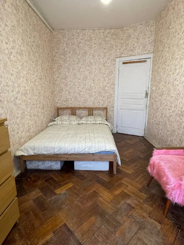 Комната, 14 м² м менделеевская • 10 мин пешком • 3-комнатная квартира • 4 этаж из 4 • ул новослободская 52 стр2, на карте 23 000 ₽/мес, без комиссии большой гайд по аренде холодильник • стиральная машина • мебель • интернет • посудомойка • кондиционер • с животными • с детьми • телевизор • мусоропровод • лифт • консьерж тверской район чистота 4.59 транспорт 4.82 парки и скверы 3.85 субаренда. Комната для девушки, свободна с 18 января. Стоимость коммунальных услуг 1100 в месяц, залог 18340. Соседки - 2 девушки, в квартире живет котенок. Комнаты изолированные. В комнате есть кровать с матрасом, остальная мебель останется по договоренности. Арендодатель адекватный, по каким-либо изменениям в комнате потенциально можно будет договориться. © предоплату до просмотра просят только мошенники! Alina, написать уровень доверия низкий ⚠️ выложить квартиру бесплатно - фотография - 2