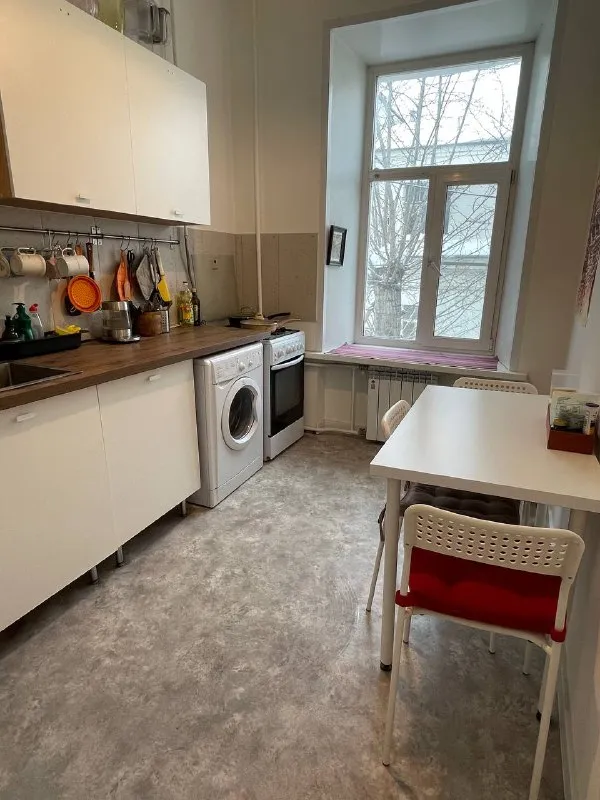 Комната, 14 м² м менделеевская • 10 мин пешком • 3-комнатная квартира • 4 этаж из 4 • ул новослободская 52 стр2, на карте 23 000 ₽/мес, без комиссии большой гайд по аренде холодильник • стиральная машина • мебель • интернет • посудомойка • кондиционер • с животными • с детьми • телевизор • мусоропровод • лифт • консьерж тверской район чистота 4.59 транспорт 4.82 парки и скверы 3.85 субаренда. Комната для девушки, свободна с 18 января. Стоимость коммунальных услуг 1100 в месяц, залог 18340. Соседки - 2 девушки, в квартире живет котенок. Комнаты изолированные. В комнате есть кровать с матрасом, остальная мебель останется по договоренности. Арендодатель адекватный, по каким-либо изменениям в комнате потенциально можно будет договориться. © предоплату до просмотра просят только мошенники! Alina, написать уровень доверия низкий ⚠️ выложить квартиру бесплатно - фотография - 3