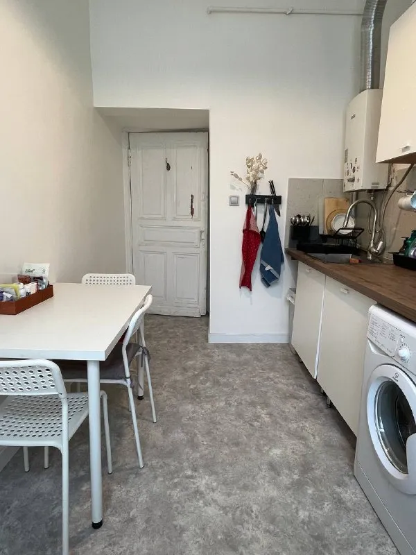 Комната, 14 м² м менделеевская • 10 мин пешком • 3-комнатная квартира • 4 этаж из 4 • ул новослободская 52 стр2, на карте 23 000 ₽/мес, без комиссии большой гайд по аренде холодильник • стиральная машина • мебель • интернет • посудомойка • кондиционер • с животными • с детьми • телевизор • мусоропровод • лифт • консьерж тверской район чистота 4.59 транспорт 4.82 парки и скверы 3.85 субаренда. Комната для девушки, свободна с 18 января. Стоимость коммунальных услуг 1100 в месяц, залог 18340. Соседки - 2 девушки, в квартире живет котенок. Комнаты изолированные. В комнате есть кровать с матрасом, остальная мебель останется по договоренности. Арендодатель адекватный, по каким-либо изменениям в комнате потенциально можно будет договориться. © предоплату до просмотра просят только мошенники! Alina, написать уровень доверия низкий ⚠️ выложить квартиру бесплатно - фотография - 4