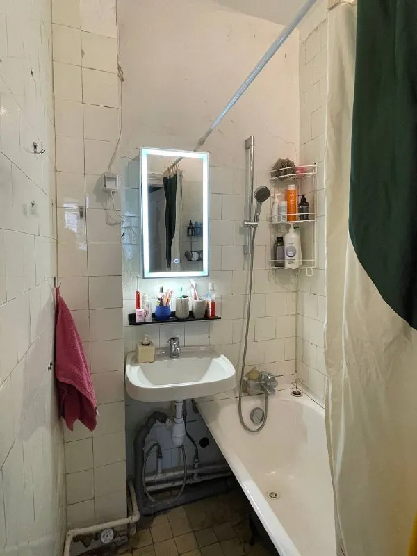 Комната, 14 м² м менделеевская • 10 мин пешком • 3-комнатная квартира • 4 этаж из 4 • ул новослободская 52 стр2, на карте 23 000 ₽/мес, без комиссии большой гайд по аренде холодильник • стиральная машина • мебель • интернет • посудомойка • кондиционер • с животными • с детьми • телевизор • мусоропровод • лифт • консьерж тверской район чистота 4.59 транспорт 4.82 парки и скверы 3.85 субаренда. Комната для девушки, свободна с 18 января. Стоимость коммунальных услуг 1100 в месяц, залог 18340. Соседки - 2 девушки, в квартире живет котенок. Комнаты изолированные. В комнате есть кровать с матрасом, остальная мебель останется по договоренности. Арендодатель адекватный, по каким-либо изменениям в комнате потенциально можно будет договориться. © предоплату до просмотра просят только мошенники! Alina, написать уровень доверия низкий ⚠️ выложить квартиру бесплатно - фотография - 5