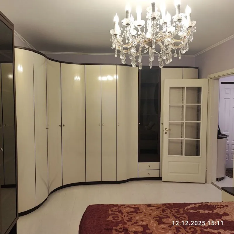 1-комн квартира, 40 м² м марьина роща • 10 мин пешком • 8 этаж из 22 • ул шереметьевская 27, на карте холодильник • стиральная машина • интернет • мебель • кондиционер • лифт • посудомойка • мусоропровод • консьерж • с животными • с детьми • телевизор район марьина роща чистота 3.96 транспорт 4.19 парки и скверы 3.15 собственник. Собственник. Уютная 1к квартира у метро. Балкон. Дорогая мебель, чистая светлая квартира. Сдается 1 раз. Район с полной инфраструктурой, рядом парки и удобная транспортная логистика. Пвз, супермаркеты, метро возможно квартира в первом полугодии будет продаваться, показы по согласованию с вами после марта. © предоплату до просмотра просят только мошенники! Аукцион! Предложи цену в комментариях с рассказом о себе. Собственник напишет в лс на лучшее предложение. Выложить квартиру бесплатно - фотография - 2