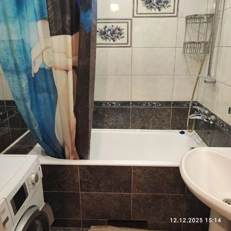 1-комн квартира, 40 м² м марьина роща • 10 мин пешком • 8 этаж из 22 • ул шереметьевская 27, на карте холодильник • стиральная машина • интернет • мебель • кондиционер • лифт • посудомойка • мусоропровод • консьерж • с животными • с детьми • телевизор район марьина роща чистота 3.96 транспорт 4.19 парки и скверы 3.15 собственник. Собственник. Уютная 1к квартира у метро. Балкон. Дорогая мебель, чистая светлая квартира. Сдается 1 раз. Район с полной инфраструктурой, рядом парки и удобная транспортная логистика. Пвз, супермаркеты, метро возможно квартира в первом полугодии будет продаваться, показы по согласованию с вами после марта. © предоплату до просмотра просят только мошенники! Аукцион! Предложи цену в комментариях с рассказом о себе. Собственник напишет в лс на лучшее предложение. Выложить квартиру бесплатно - фотография - 3