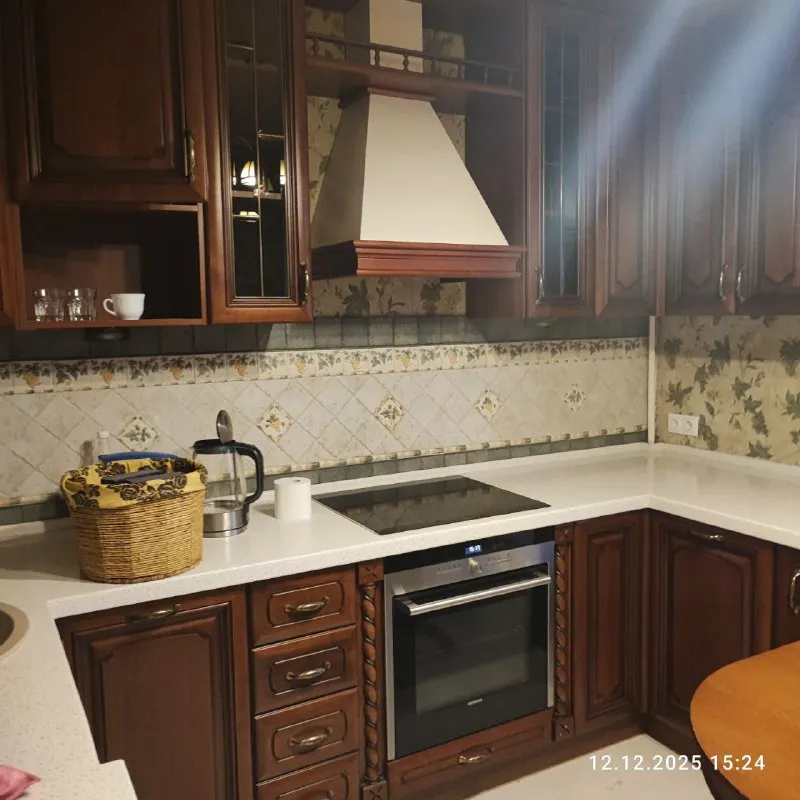 1-комн квартира, 40 м² м марьина роща • 10 мин пешком • 8 этаж из 22 • ул шереметьевская 27, на карте холодильник • стиральная машина • интернет • мебель • кондиционер • лифт • посудомойка • мусоропровод • консьерж • с животными • с детьми • телевизор район марьина роща чистота 3.96 транспорт 4.19 парки и скверы 3.15 собственник. Собственник. Уютная 1к квартира у метро. Балкон. Дорогая мебель, чистая светлая квартира. Сдается 1 раз. Район с полной инфраструктурой, рядом парки и удобная транспортная логистика. Пвз, супермаркеты, метро возможно квартира в первом полугодии будет продаваться, показы по согласованию с вами после марта. © предоплату до просмотра просят только мошенники! Аукцион! Предложи цену в комментариях с рассказом о себе. Собственник напишет в лс на лучшее предложение. Выложить квартиру бесплатно - фотография - 4