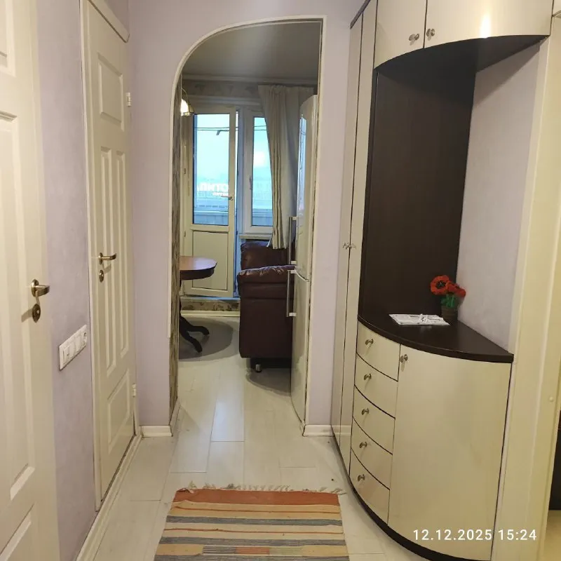 1-комн квартира, 40 м² м марьина роща • 10 мин пешком • 8 этаж из 22 • ул шереметьевская 27, на карте холодильник • стиральная машина • интернет • мебель • кондиционер • лифт • посудомойка • мусоропровод • консьерж • с животными • с детьми • телевизор район марьина роща чистота 3.96 транспорт 4.19 парки и скверы 3.15 собственник. Собственник. Уютная 1к квартира у метро. Балкон. Дорогая мебель, чистая светлая квартира. Сдается 1 раз. Район с полной инфраструктурой, рядом парки и удобная транспортная логистика. Пвз, супермаркеты, метро возможно квартира в первом полугодии будет продаваться, показы по согласованию с вами после марта. © предоплату до просмотра просят только мошенники! Аукцион! Предложи цену в комментариях с рассказом о себе. Собственник напишет в лс на лучшее предложение. Выложить квартиру бесплатно - фотография - 6