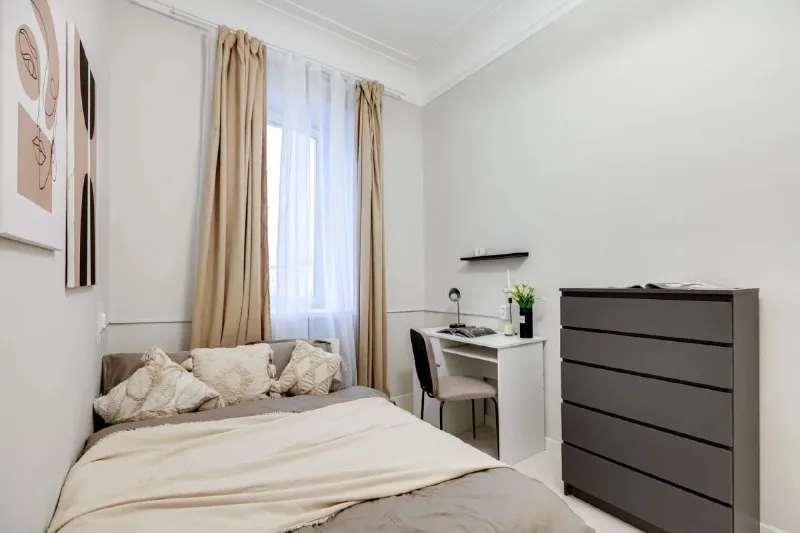 Комната, 12 м² м белорусская • 11 мин пешком • 4-комнатная квартира • 7 этаж из 8 • пр-кт ленинградский 24, на карте 43 000 ₽/мес, без комиссии большой гайд по аренде холодильник • стиральная машина • интернет • мебель • посудомойка • кондиционер • с животными • с детьми • телевизор • мусоропровод • лифт • консьерж район беговой чистота 4.68 транспорт 4.53 парки и скверы 3.36 агент. Удобная кровать, вместительный шкаф с зеркалом, комод, столик для декора и торшер. Стильная рабочая зона с мягким освещением. В стоимость включено: безлимитный wi-fi, еженедельная уборка общественных зон, вся необходимая техника, йога, английский и мероприятия внутри коливинга. Elena, написать уровень доверия средний 🆗 выложить квартиру бесплатно - фотография - 2