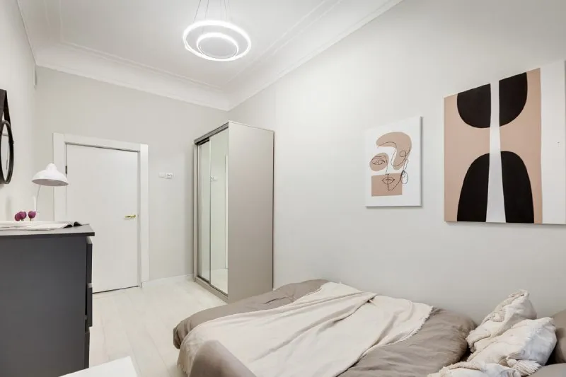 Комната, 12 м² м белорусская • 11 мин пешком • 4-комнатная квартира • 7 этаж из 8 • пр-кт ленинградский 24, на карте 43 000 ₽/мес, без комиссии большой гайд по аренде холодильник • стиральная машина • интернет • мебель • посудомойка • кондиционер • с животными • с детьми • телевизор • мусоропровод • лифт • консьерж район беговой чистота 4.68 транспорт 4.53 парки и скверы 3.36 агент. Удобная кровать, вместительный шкаф с зеркалом, комод, столик для декора и торшер. Стильная рабочая зона с мягким освещением. В стоимость включено: безлимитный wi-fi, еженедельная уборка общественных зон, вся необходимая техника, йога, английский и мероприятия внутри коливинга. Elena, написать уровень доверия средний 🆗 выложить квартиру бесплатно - фотография - 3