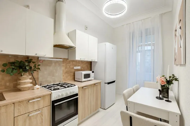 Комната, 12 м² м белорусская • 11 мин пешком • 4-комнатная квартира • 7 этаж из 8 • пр-кт ленинградский 24, на карте 43 000 ₽/мес, без комиссии большой гайд по аренде холодильник • стиральная машина • интернет • мебель • посудомойка • кондиционер • с животными • с детьми • телевизор • мусоропровод • лифт • консьерж район беговой чистота 4.68 транспорт 4.53 парки и скверы 3.36 агент. Удобная кровать, вместительный шкаф с зеркалом, комод, столик для декора и торшер. Стильная рабочая зона с мягким освещением. В стоимость включено: безлимитный wi-fi, еженедельная уборка общественных зон, вся необходимая техника, йога, английский и мероприятия внутри коливинга. Elena, написать уровень доверия средний 🆗 выложить квартиру бесплатно - фотография - 4