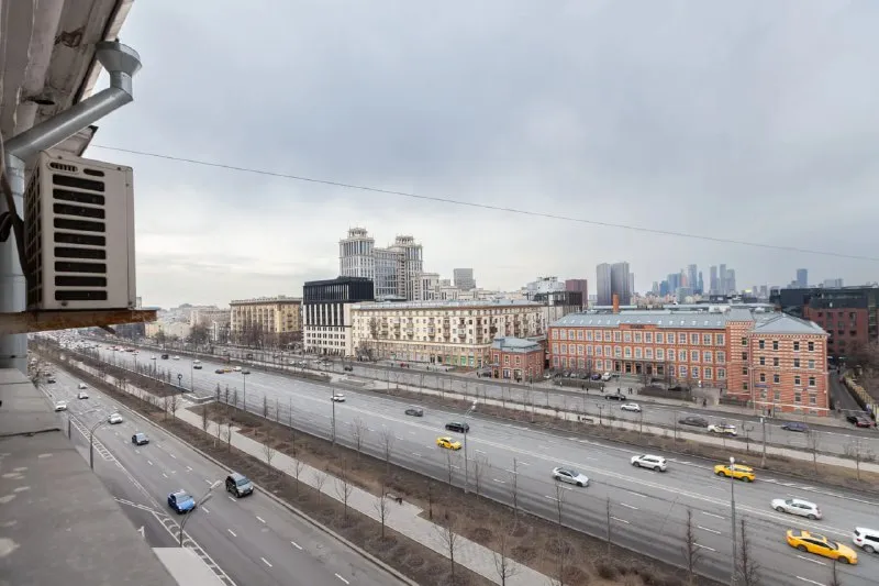 Комната, 12 м² м белорусская • 11 мин пешком • 4-комнатная квартира • 7 этаж из 8 • пр-кт ленинградский 24, на карте 43 000 ₽/мес, без комиссии большой гайд по аренде холодильник • стиральная машина • интернет • мебель • посудомойка • кондиционер • с животными • с детьми • телевизор • мусоропровод • лифт • консьерж район беговой чистота 4.68 транспорт 4.53 парки и скверы 3.36 агент. Удобная кровать, вместительный шкаф с зеркалом, комод, столик для декора и торшер. Стильная рабочая зона с мягким освещением. В стоимость включено: безлимитный wi-fi, еженедельная уборка общественных зон, вся необходимая техника, йога, английский и мероприятия внутри коливинга. Elena, написать уровень доверия средний 🆗 выложить квартиру бесплатно - фотография - 7