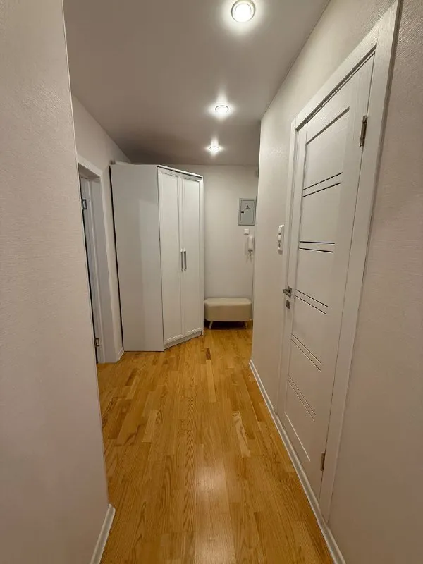 1-к квартира🏙️ м. Фонвизинская1️⃣ сдаётся 1-комнатная квартира у метро фонвизинская (1 минута от метро) 📍адрес: москва, ул. Милашенкова, 7к1 3/14 этаж общая площадь 37,6 м². До м. Фонвизинская 1 минута пешком. Квартира после свежего косметического ремонта, полностью мебелирована. В наличии вся техника: кондиционер, холодильник, микроволновка, телевизор и стиральная машина. Санузел совмещенный, имеется ванна, а также балкон для вашего удобства. Из окон открывается вид на двор, что обеспечивает спокойную атмосферу. Расположение: через дорогу — большой перекрёсток, вкусно — и точка. В доме находятся: helix, копирка, ozon, маникюрные салоны, кофейня и др. В шаговой доступности школы, детские сады, клиники, салоны и разнообразные магазины. 💳условия аренды: цена - 75.000₽/месяц (+ счетчики, интернет). Залог - 1 месяц (можно разбить на 2 месяца). Долгосрочная аренда, доступна к заселению. Собственник, без комиссии. Требования к жильцам - граждане рф, соблюдение тишины, аккуратность. Не курящие, без животных. 💌telegram: @katherine_p_12 - фотография - 10