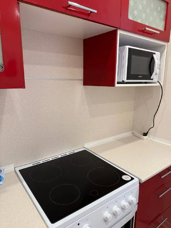 1-к квартира🏙️ м. Фонвизинская1️⃣ сдаётся 1-комнатная квартира у метро фонвизинская (1 минута от метро) 📍адрес: москва, ул. Милашенкова, 7к1 3/14 этаж общая площадь 37,6 м². До м. Фонвизинская 1 минута пешком. Квартира после свежего косметического ремонта, полностью мебелирована. В наличии вся техника: кондиционер, холодильник, микроволновка, телевизор и стиральная машина. Санузел совмещенный, имеется ванна, а также балкон для вашего удобства. Из окон открывается вид на двор, что обеспечивает спокойную атмосферу. Расположение: через дорогу — большой перекрёсток, вкусно — и точка. В доме находятся: helix, копирка, ozon, маникюрные салоны, кофейня и др. В шаговой доступности школы, детские сады, клиники, салоны и разнообразные магазины. 💳условия аренды: цена - 75.000₽/месяц (+ счетчики, интернет). Залог - 1 месяц (можно разбить на 2 месяца). Долгосрочная аренда, доступна к заселению. Собственник, без комиссии. Требования к жильцам - граждане рф, соблюдение тишины, аккуратность. Не курящие, без животных. 💌telegram: @katherine_p_12 - фотография - 2