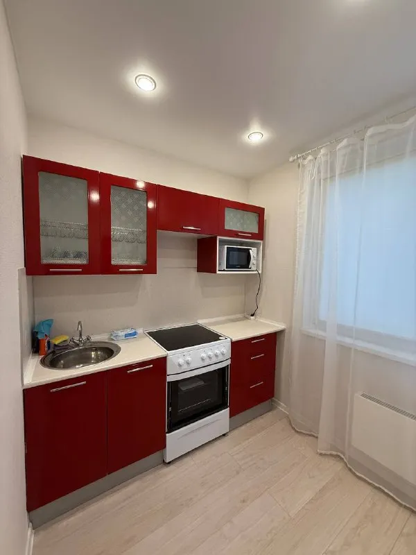 1-к квартира🏙️ м. Фонвизинская1️⃣ сдаётся 1-комнатная квартира у метро фонвизинская (1 минута от метро) 📍адрес: москва, ул. Милашенкова, 7к1 3/14 этаж общая площадь 37,6 м². До м. Фонвизинская 1 минута пешком. Квартира после свежего косметического ремонта, полностью мебелирована. В наличии вся техника: кондиционер, холодильник, микроволновка, телевизор и стиральная машина. Санузел совмещенный, имеется ванна, а также балкон для вашего удобства. Из окон открывается вид на двор, что обеспечивает спокойную атмосферу. Расположение: через дорогу — большой перекрёсток, вкусно — и точка. В доме находятся: helix, копирка, ozon, маникюрные салоны, кофейня и др. В шаговой доступности школы, детские сады, клиники, салоны и разнообразные магазины. 💳условия аренды: цена - 75.000₽/месяц (+ счетчики, интернет). Залог - 1 месяц (можно разбить на 2 месяца). Долгосрочная аренда, доступна к заселению. Собственник, без комиссии. Требования к жильцам - граждане рф, соблюдение тишины, аккуратность. Не курящие, без животных. 💌telegram: @katherine_p_12 - фотография - 3