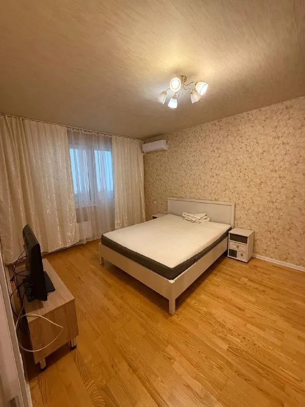 1-к квартира🏙️ м. Фонвизинская1️⃣ сдаётся 1-комнатная квартира у метро фонвизинская (1 минута от метро) 📍адрес: москва, ул. Милашенкова, 7к1 3/14 этаж общая площадь 37,6 м². До м. Фонвизинская 1 минута пешком. Квартира после свежего косметического ремонта, полностью мебелирована. В наличии вся техника: кондиционер, холодильник, микроволновка, телевизор и стиральная машина. Санузел совмещенный, имеется ванна, а также балкон для вашего удобства. Из окон открывается вид на двор, что обеспечивает спокойную атмосферу. Расположение: через дорогу — большой перекрёсток, вкусно — и точка. В доме находятся: helix, копирка, ozon, маникюрные салоны, кофейня и др. В шаговой доступности школы, детские сады, клиники, салоны и разнообразные магазины. 💳условия аренды: цена - 75.000₽/месяц (+ счетчики, интернет). Залог - 1 месяц (можно разбить на 2 месяца). Долгосрочная аренда, доступна к заселению. Собственник, без комиссии. Требования к жильцам - граждане рф, соблюдение тишины, аккуратность. Не курящие, без животных. 💌telegram: @katherine_p_12 - фотография - 4