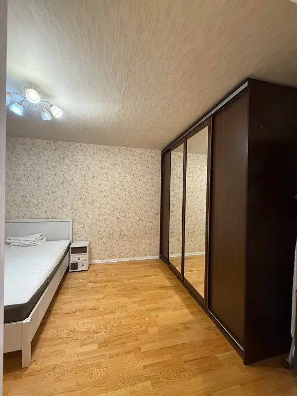 1-к квартира🏙️ м. Фонвизинская1️⃣ сдаётся 1-комнатная квартира у метро фонвизинская (1 минута от метро) 📍адрес: москва, ул. Милашенкова, 7к1 3/14 этаж общая площадь 37,6 м². До м. Фонвизинская 1 минута пешком. Квартира после свежего косметического ремонта, полностью мебелирована. В наличии вся техника: кондиционер, холодильник, микроволновка, телевизор и стиральная машина. Санузел совмещенный, имеется ванна, а также балкон для вашего удобства. Из окон открывается вид на двор, что обеспечивает спокойную атмосферу. Расположение: через дорогу — большой перекрёсток, вкусно — и точка. В доме находятся: helix, копирка, ozon, маникюрные салоны, кофейня и др. В шаговой доступности школы, детские сады, клиники, салоны и разнообразные магазины. 💳условия аренды: цена - 75.000₽/месяц (+ счетчики, интернет). Залог - 1 месяц (можно разбить на 2 месяца). Долгосрочная аренда, доступна к заселению. Собственник, без комиссии. Требования к жильцам - граждане рф, соблюдение тишины, аккуратность. Не курящие, без животных. 💌telegram: @katherine_p_12 - фотография - 5