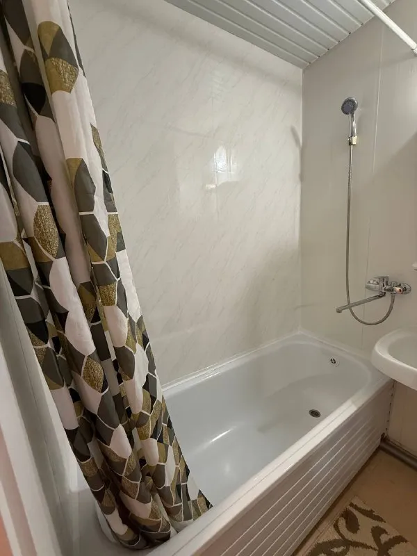 1-к квартира🏙️ м. Фонвизинская1️⃣ сдаётся 1-комнатная квартира у метро фонвизинская (1 минута от метро) 📍адрес: москва, ул. Милашенкова, 7к1 3/14 этаж общая площадь 37,6 м². До м. Фонвизинская 1 минута пешком. Квартира после свежего косметического ремонта, полностью мебелирована. В наличии вся техника: кондиционер, холодильник, микроволновка, телевизор и стиральная машина. Санузел совмещенный, имеется ванна, а также балкон для вашего удобства. Из окон открывается вид на двор, что обеспечивает спокойную атмосферу. Расположение: через дорогу — большой перекрёсток, вкусно — и точка. В доме находятся: helix, копирка, ozon, маникюрные салоны, кофейня и др. В шаговой доступности школы, детские сады, клиники, салоны и разнообразные магазины. 💳условия аренды: цена - 75.000₽/месяц (+ счетчики, интернет). Залог - 1 месяц (можно разбить на 2 месяца). Долгосрочная аренда, доступна к заселению. Собственник, без комиссии. Требования к жильцам - граждане рф, соблюдение тишины, аккуратность. Не курящие, без животных. 💌telegram: @katherine_p_12 - фотография - 6