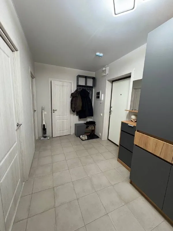 Видное ищу соседку ищу соседку в отдельную комнату видное, сапроново заезжать можно с 15 января. Только долгосрочная аренда. Квартира располагается по адресу западный квартал 5, до москвы на электричке 20 минут (станция варшавская, либо нагатинская и тп) стильная квартира с хорошим современным ремонтом — без старой мебели и устаревшего интерьера. Очень уютная, светлая, расположена в чистом и тихом районе. Санузел раздельный: отдельный туалет и ванная. Отличный вариант для комфортной жизни. Обо мне: маша, мне 24 года, работаю управляющей в москве, до работы еду около часа с комфортом. Люблю чистоту, порядок, уважаю личные границы в общении и совместном проживании. Будет супер, если мы словим общий вайб и будем хорошо общаться. Цена: 25.000 + жкх ~2.800₽ на двоих. Залог 25.000₽ можно разделить на несколько платежей контакты @soflulou ➡️предоплату/бронь/заморозку денег/автооплату до просмотра квартиры не вносить! Если по этому объявлению спрашивают какую либо оплату сообщите по контактам в описании канала. - фотография - 4