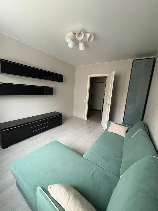 Видное ищу соседку ищу соседку в отдельную комнату видное, сапроново заезжать можно с 15 января. Только долгосрочная аренда. Квартира располагается по адресу западный квартал 5, до москвы на электричке 20 минут (станция варшавская, либо нагатинская и тп) стильная квартира с хорошим современным ремонтом — без старой мебели и устаревшего интерьера. Очень уютная, светлая, расположена в чистом и тихом районе. Санузел раздельный: отдельный туалет и ванная. Отличный вариант для комфортной жизни. Обо мне: маша, мне 24 года, работаю управляющей в москве, до работы еду около часа с комфортом. Люблю чистоту, порядок, уважаю личные границы в общении и совместном проживании. Будет супер, если мы словим общий вайб и будем хорошо общаться. Цена: 25.000 + жкх ~2.800₽ на двоих. Залог 25.000₽ можно разделить на несколько платежей контакты @soflulou ➡️предоплату/бронь/заморозку денег/автооплату до просмотра квартиры не вносить! Если по этому объявлению спрашивают какую либо оплату сообщите по контактам в описании канала. - фотография - 5