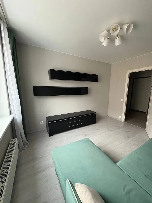 Видное ищу соседку ищу соседку в отдельную комнату видное, сапроново заезжать можно с 15 января. Только долгосрочная аренда. Квартира располагается по адресу западный квартал 5, до москвы на электричке 20 минут (станция варшавская, либо нагатинская и тп) стильная квартира с хорошим современным ремонтом — без старой мебели и устаревшего интерьера. Очень уютная, светлая, расположена в чистом и тихом районе. Санузел раздельный: отдельный туалет и ванная. Отличный вариант для комфортной жизни. Обо мне: маша, мне 24 года, работаю управляющей в москве, до работы еду около часа с комфортом. Люблю чистоту, порядок, уважаю личные границы в общении и совместном проживании. Будет супер, если мы словим общий вайб и будем хорошо общаться. Цена: 25.000 + жкх ~2.800₽ на двоих. Залог 25.000₽ можно разделить на несколько платежей контакты @soflulou ➡️предоплату/бронь/заморозку денег/автооплату до просмотра квартиры не вносить! Если по этому объявлению спрашивают какую либо оплату сообщите по контактам в описании канала. - фотография - 6