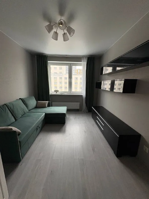 Видное ищу соседку ищу соседку в отдельную комнату видное, сапроново заезжать можно с 15 января. Только долгосрочная аренда. Квартира располагается по адресу западный квартал 5, до москвы на электричке 20 минут (станция варшавская, либо нагатинская и тп) стильная квартира с хорошим современным ремонтом — без старой мебели и устаревшего интерьера. Очень уютная, светлая, расположена в чистом и тихом районе. Санузел раздельный: отдельный туалет и ванная. Отличный вариант для комфортной жизни. Обо мне: маша, мне 24 года, работаю управляющей в москве, до работы еду около часа с комфортом. Люблю чистоту, порядок, уважаю личные границы в общении и совместном проживании. Будет супер, если мы словим общий вайб и будем хорошо общаться. Цена: 25.000 + жкх ~2.800₽ на двоих. Залог 25.000₽ можно разделить на несколько платежей контакты @soflulou ➡️предоплату/бронь/заморозку денег/автооплату до просмотра квартиры не вносить! Если по этому объявлению спрашивают какую либо оплату сообщите по контактам в описании канала. - фотография - 7