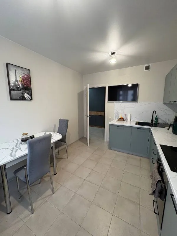 Видное ищу соседку ищу соседку в отдельную комнату видное, сапроново заезжать можно с 15 января. Только долгосрочная аренда. Квартира располагается по адресу западный квартал 5, до москвы на электричке 20 минут (станция варшавская, либо нагатинская и тп) стильная квартира с хорошим современным ремонтом — без старой мебели и устаревшего интерьера. Очень уютная, светлая, расположена в чистом и тихом районе. Санузел раздельный: отдельный туалет и ванная. Отличный вариант для комфортной жизни. Обо мне: маша, мне 24 года, работаю управляющей в москве, до работы еду около часа с комфортом. Люблю чистоту, порядок, уважаю личные границы в общении и совместном проживании. Будет супер, если мы словим общий вайб и будем хорошо общаться. Цена: 25.000 + жкх ~2.800₽ на двоих. Залог 25.000₽ можно разделить на несколько платежей контакты @soflulou ➡️предоплату/бронь/заморозку денег/автооплату до просмотра квартиры не вносить! Если по этому объявлению спрашивают какую либо оплату сообщите по контактам в описании канала. - фотография - 8