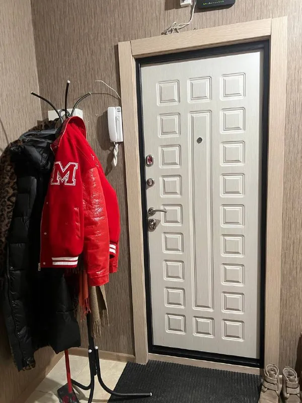 Комната🏙️ м. Ясенево6️⃣ сдается комната для девушки, уважающей личное пространство от 25 лет. Без вредных привычек (не курящая). Расположение - 700 метро от метро ясенево. Комната располагается в 2-х комнатной квартире, в соседней комнате живет девушка. Рядом есть множество разных магазинов, сквер за домом, рядом лес. Квартира полностью соответствует фото, просторная 60м. 💳стоимость: 30.000₽ в месяц + коммуналка (в районе 1.800₽ и в мес). Плюс депозит 27.500₽. За подробностям в лс. Здорово, если ты настроена на дружелюбное общение, тк с предыдущей соседкой были очень классные дружеские взаимоотношения. 💌telegram: @aleksfructa - фотография - 4