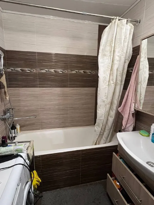 Комната🏙️ м. Ясенево6️⃣ сдается комната для девушки, уважающей личное пространство от 25 лет. Без вредных привычек (не курящая). Расположение - 700 метро от метро ясенево. Комната располагается в 2-х комнатной квартире, в соседней комнате живет девушка. Рядом есть множество разных магазинов, сквер за домом, рядом лес. Квартира полностью соответствует фото, просторная 60м. 💳стоимость: 30.000₽ в месяц + коммуналка (в районе 1.800₽ и в мес). Плюс депозит 27.500₽. За подробностям в лс. Здорово, если ты настроена на дружелюбное общение, тк с предыдущей соседкой были очень классные дружеские взаимоотношения. 💌telegram: @aleksfructa - фотография - 5