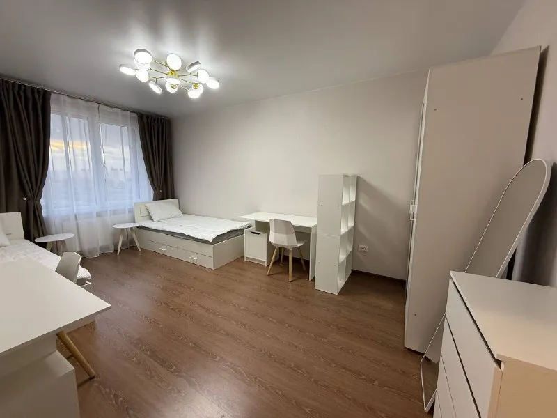 Комната, 20 м² м алтуфьево • 15 мин пешком • 3-комнатная квартира • 13 этаж из 20 • ул илимская 1, на карте 21 000 ₽/мес, без комиссии большой гайд по аренде холодильник • стиральная машина • мебель • посудомойка • интернет • лифт • кондиционер • с животными • с детьми • телевизор • мусоропровод • консьерж район лианозово чистота 3.64 транспорт 4.20 парки и скверы 4.60 субаренда. Ищем соседку в комнату на двоих человек в коливинге. Стоимость указана за место в коммнате. В стоимость включены еженедельный клининг, мастер, онлайн-поддержка по бытовым воаросам. Бесплатный интернет. Свежий современный ремонт, новая мебель и техника. © предоплату до просмотра просят только мошенники! Алла к, написать уровень доверия низкий ⚠️ выложить квартиру бесплатно - фотография - 3