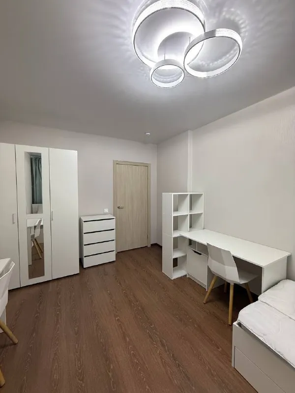 Комната, 20 м² м алтуфьево • 15 мин пешком • 3-комнатная квартира • 13 этаж из 20 • ул илимская 1, на карте 21 000 ₽/мес, без комиссии большой гайд по аренде холодильник • стиральная машина • мебель • посудомойка • интернет • лифт • кондиционер • с животными • с детьми • телевизор • мусоропровод • консьерж район лианозово чистота 3.64 транспорт 4.20 парки и скверы 4.60 субаренда. Ищем соседку в комнату на двоих человек в коливинге. Стоимость указана за место в коммнате. В стоимость включены еженедельный клининг, мастер, онлайн-поддержка по бытовым воаросам. Бесплатный интернет. Свежий современный ремонт, новая мебель и техника. © предоплату до просмотра просят только мошенники! Алла к, написать уровень доверия низкий ⚠️ выложить квартиру бесплатно - фотография - 4