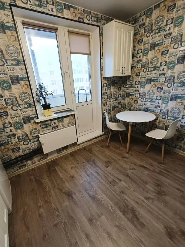 1-комн квартира, 42.7 м² м царицыно • 20 мин на транспорте • 14 этаж из 17 • видное, б-р зеленые аллеи 3, на карте 43 000 ₽/мес, без комиссии большой гайд по аренде интернет • мебель • холодильник • стиральная машина • телевизор • лифт • консьерж • посудомойка • кондиционер • с животными • с детьми • мусоропровод собственник. Квартира свободна на срок от 11 месяцев. Залог - 50000 р. Оплата коммунальных услуг арендатором ~2000р. Квартира с мебелью, посудой, гардеробной. Балкон не утеплен. Тихие соседи, камеры в подъезде. Дом монолит-кирпич, рядом пруд. Инфраструктура полностью отлажена, 15 мин до трц вегас, рядом м. Кантимировская, домодедовская, варшавская © предоплату до просмотра просят только мошенники! Syrebrist, написать уровень доверия низкий ⚠️ выложить квартиру бесплатно - фотография - 4