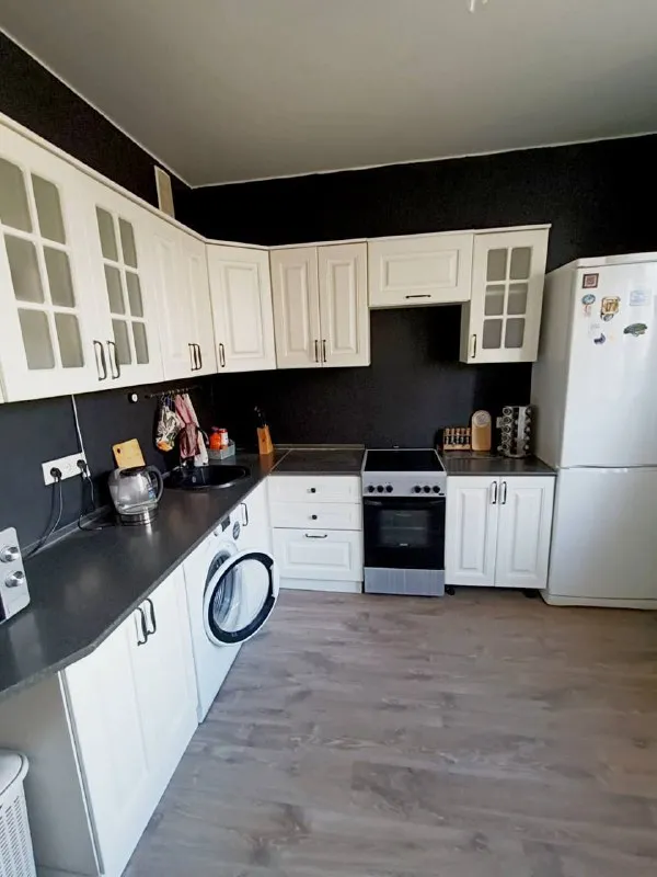 1-комн квартира, 42.7 м² м царицыно • 20 мин на транспорте • 14 этаж из 17 • видное, б-р зеленые аллеи 3, на карте 43 000 ₽/мес, без комиссии большой гайд по аренде интернет • мебель • холодильник • стиральная машина • телевизор • лифт • консьерж • посудомойка • кондиционер • с животными • с детьми • мусоропровод собственник. Квартира свободна на срок от 11 месяцев. Залог - 50000 р. Оплата коммунальных услуг арендатором ~2000р. Квартира с мебелью, посудой, гардеробной. Балкон не утеплен. Тихие соседи, камеры в подъезде. Дом монолит-кирпич, рядом пруд. Инфраструктура полностью отлажена, 15 мин до трц вегас, рядом м. Кантимировская, домодедовская, варшавская © предоплату до просмотра просят только мошенники! Syrebrist, написать уровень доверия низкий ⚠️ выложить квартиру бесплатно - фотография - 6