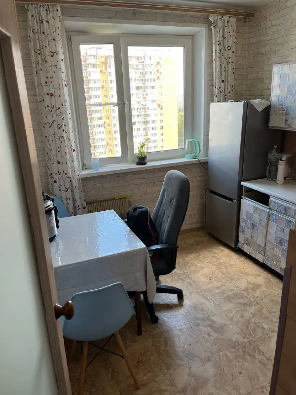 Комната, 12 м² м нагатинский затон • 5 мин пешком • 2-комнатная квартира • 11 этаж из 12 • ул коломенская 13, на карте 30 000 ₽/мес, без комиссии большой гайд по аренде лифт • холодильник • стиральная машина • мебель • интернет • телевизор • мусоропровод • посудомойка • кондиционер • с животными • с детьми • консьерж район нагатинский затон чистота 4.48 транспорт 4.39 парки и скверы 4.93 субаренда. Дата заселения 19 января, долгосрочная аренда, есть один балкон в другой комнате, окна выходят во двор, залог 22500, к. У. Примерно 2000. Одна девушка соседка, работаю из дома. Магазины, вб, озон в 2х минутах. Elvira, написать уровень доверия средний 🆗 выложить квартиру бесплатно - фотография - 5