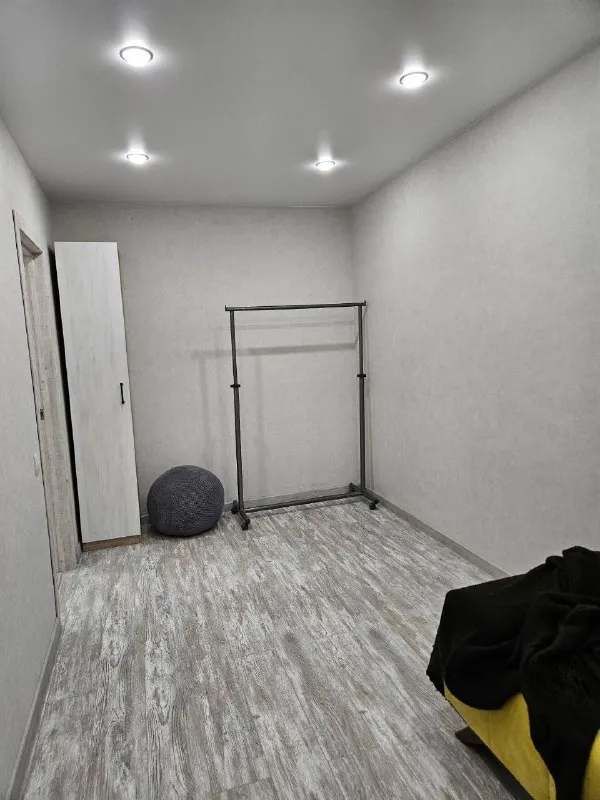 2-к квартира🏙️ м. Преображенская площадь1️⃣ сдается на длительный срок шикарная двухкомнатная квартира после ремонта. Квартира находится на первом этаже кирпичного дома. Очень тёплая, тихие соседи, парк сокольники через русаковскую набережную. 44 м² ищем преимущественно семью для проживания, но готовы рассмотреть другие варианты ! Готовы подстроиться под будущих арендаторов и докупить необходимую мебель в случае необходимости (уже дополнительно едет шкаф-купе в коридор). 💳цена: 90.000₽ + такой же залог, готовы разбить на несколько месяцев 💌telegram: @misha1352012 - фотография - 3